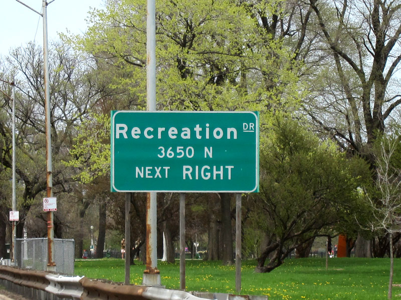 The exit sign for Recreation Drive in Chicago